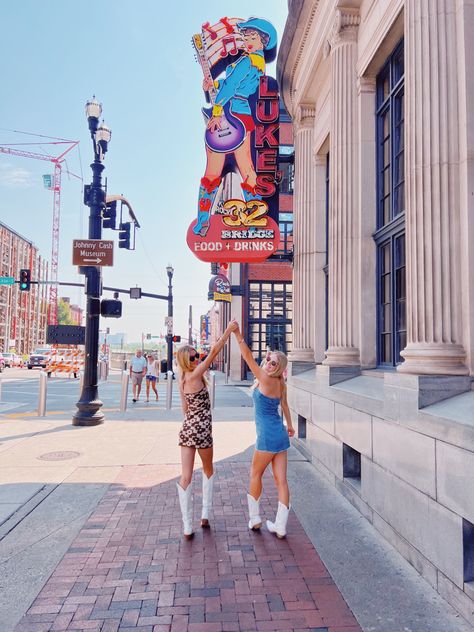 Tennessee Vacation Pictures, Nashville Insta Pics, Preppy Nashville Outfits, Nashville Girls Trip Aesthetic, Nashville Instagram Pictures, Nashville Photo Ideas, Nashville Poses, Nashville Birthday Outfit, Nashville Picture Ideas