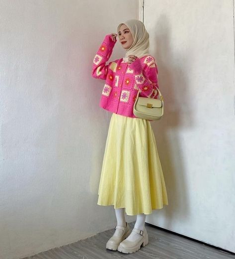 Colorful Outfits Hijab, Kawaii Outfits Pink, Farah Nabilah, Retro Hijab, Outfit Ideas Korean Style, Femininity Style, Pastel Pink Dress, Ootd Hijab Style, Yellow Love