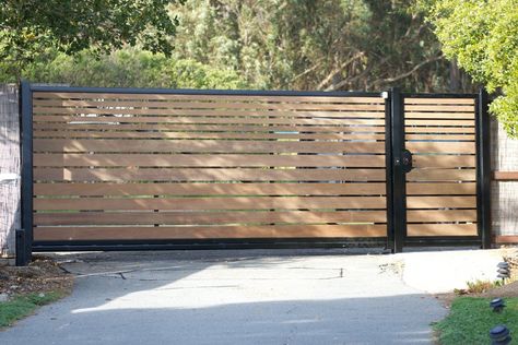 Side Yard Gate, Pagar Modern, Building A Gate, Wooden Gates Driveway, Yard Gate, Home Gate Design, Wooden Gate, Fence Gate Design, House Fence Design