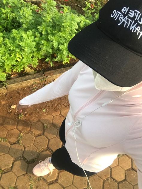 pap cewe jogging Jogging Pose, Ootd Jogging, Jogging Outfit Running, Jogging Aesthetic, Nandi Hills, Jogging Outfit, Gym Mirrors, Crypto Wallet, Fitness Wear Outfits