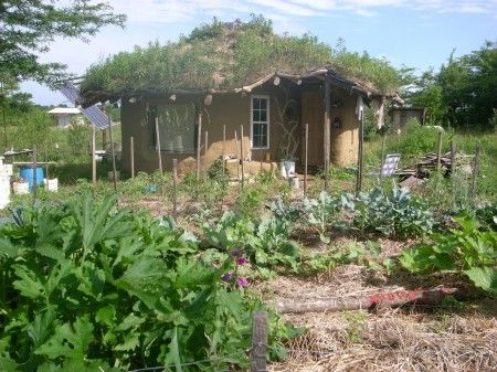 Recipe for Building a Cob House Earthship Plans, Rabbit Houses, Cob House Plans, Dancing Rabbit, Homestead Style, Eco Construction, Off Grid House, Tiny House Blog, Mud House