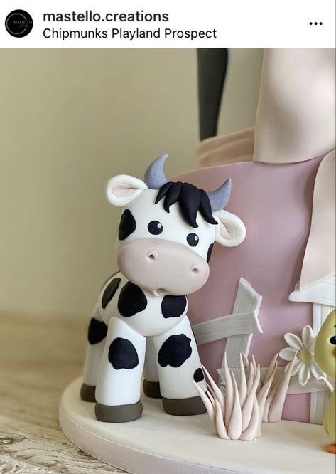 Cow Birthday Cake, Farm Birthday Cakes, Barnyard Cake, Cow Cakes, Farm Themed Birthday Party, Farm Cake, Cow Birthday, Fondant Animals, Cake Topper Tutorial