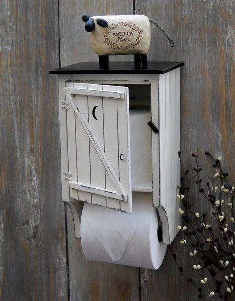 love this idea for a spare bathroom that i would call the outhouse lol Outhouse Toilet Paper Holder, Outhouse Toilet, Outhouse Bathroom, Primitive Bathroom, Toilette Design, Primitive Bathrooms, Toilet Paper Dispenser, Deco Champetre, Diy Toilet