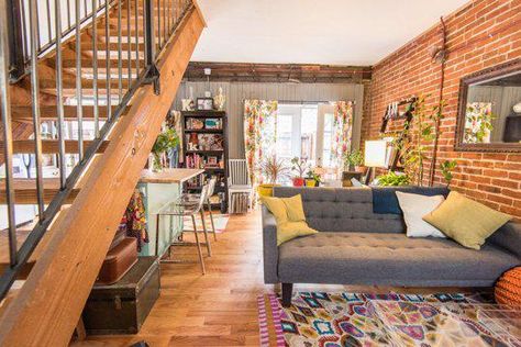 Open Stairs In Living Room, Loft Space Ideas, Cool Homes, Small Space Inspiration, Open Stairs, Apartment Loft, Housing Design, Stairs In Living Room, Home Stretch