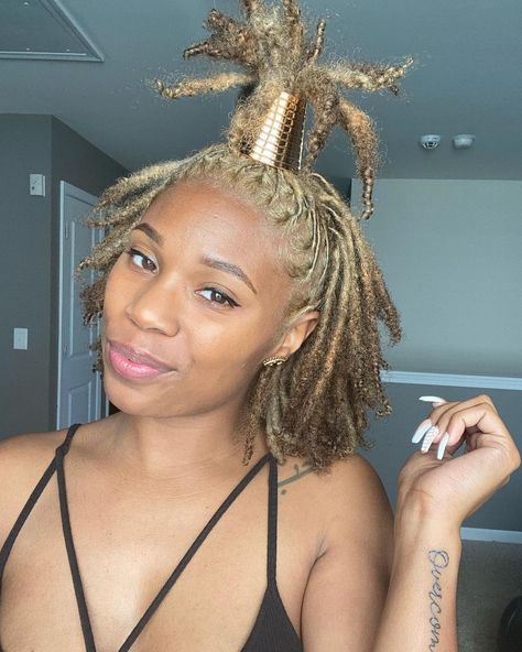 KiKi on Instagram: “🚨NEW COLOR ALERT🚨 And it ain’t hair wax this time lol ➡️ Swipe for the before color ✨ Phase 1 of my transformation into an Ashe Blonde…” Blond Locs, Blue Locs, Blonde Locs, Colored Locs, Hair Movement, Blonde Dreads, Natural Hair Movement, Beautiful Locs, Beautiful Dreadlocks