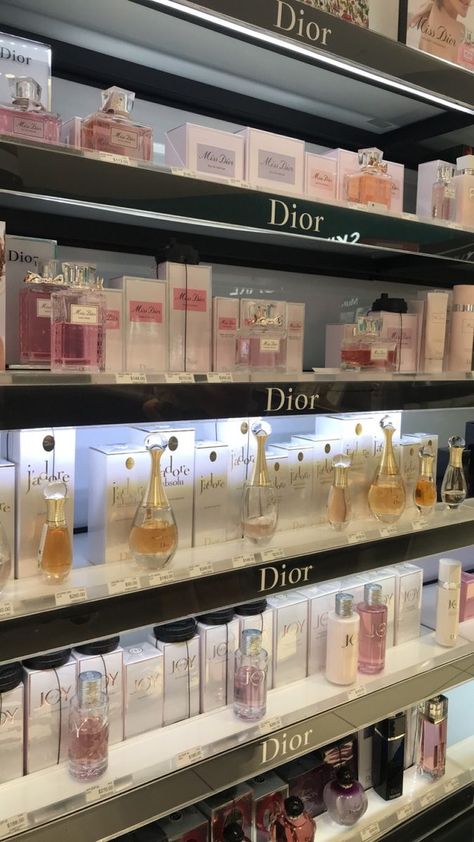 Sephora Perfume, Dior Shopping, Profumo Victoria Secret, Koleksi Makeup, Koleksi Parfum, Beauty Dior, Dior Aesthetic, Fragrances Perfume Woman, Makeup Accesories