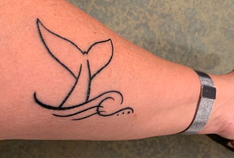 Whale Tale Tattoo Simple, Dolphin Tail Tattoo, Whale Tale Tattoo, Wednesday Tattoo, Beach Henna, Whale Tail Tattoo, Fearless Tattoo, Tail Tattoo, Daisy Flower Tattoos