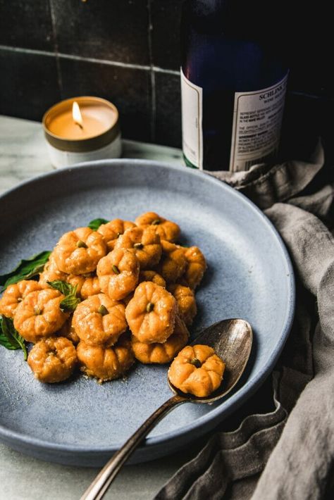 Pumpkin-Shaped Gnocchi – Garlic Head Sweet Pumpkin Seeds, Brown Butter Sauce, Fall Fun Food, Fall Recipes Healthy, Vegan Sweet Potato, Garlic Head, Autumn Table, Healthy Fall, No Calorie Foods