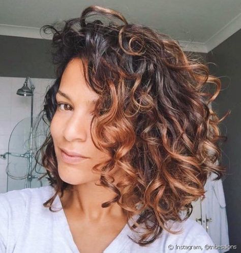 Curly Natural Curls, Natural Curls Hairstyles, Light Hair Color, Trendy Hair Color, Hair Color Highlights, Short Hair Color, Auburn Hair, Hair Color Balayage, Medium Hair Cuts