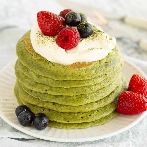 This one's for the pancake lovers! Sarah's created her very own twist on matcha pancakes, infused with the rich flavour of Japanese green tea and Greek yoghurt for extra fluffiness. Green Tea Pancakes, Steamed Chicken Breast, Yoghurt Pancakes, Tteokbokki Recipe, Spicy Korean Chicken, Matcha Pancakes, Bibimbap Recipe, Gochujang Chicken, Spicy Stew