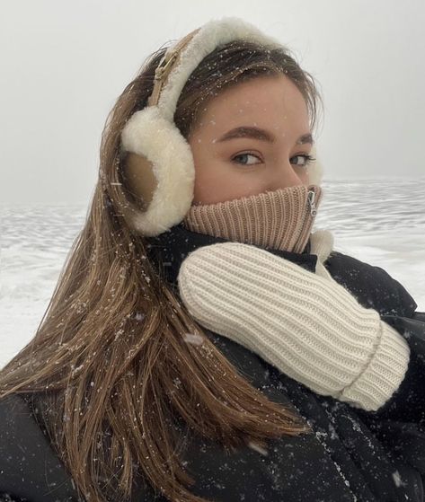 Beige Aesthetic Outfit Winter, Ugg Gloves Outfit, White Jacket Outfit Aesthetic, White Jacket Outfit Winter, Winter Gloves Aesthetic, Winter Gloves Outfit, Romanticize Winter, Winter Outfits Black Women, Blonde Inspiration