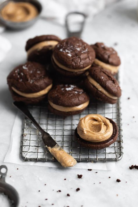 If you’re looking for a decadent, peanut butter chocolate cookie then look no further. These peanut butter brownie cookie sandwiches Peanut Butter Brownie Cookies, Stuffed Chocolate Chip Cookies, Peanut Butter Brownie, Broma Bakery, Cookie Sandwiches, Chocolate Peanut Butter Cookies, Peanut Butter Desserts, Peanut Butter Frosting, Peanut Butter Filling