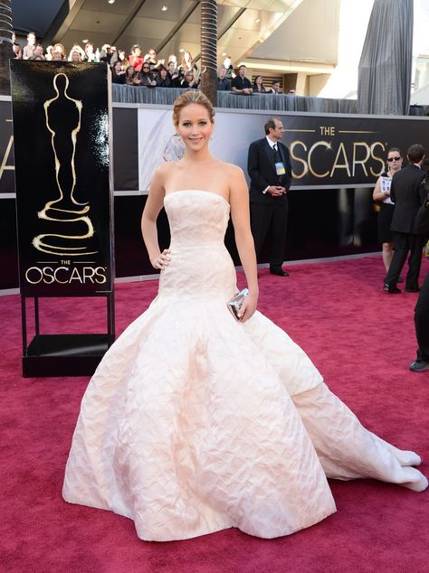 1. Jennifer Lawrence in Christian Dior Haute Couture at the Academy Awards Dior Couture Gowns, Vestidos Oscar, Couture Dior, Oscar Gowns, Oscars Red Carpet, Mode Glamour, Oscar Fashion, Best Red Carpet Looks, Dresses 2013