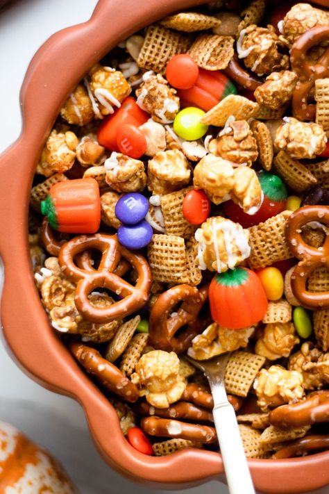 snack mix in pumpkin with spoon in it Cinnamon Chex, Halloween Snack Mix, Halloween Snack, Fall Snacks, Halloween Snacks, Thanksgiving Desserts, Snack Mix, Pretzels, Bowls Recipe