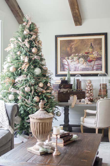 23 simple and elegant ideas for a French country Christmas decor French Country Christmas Tree, French Country Christmas Decor, Sanctuary Home Decor, Country Christmas Decor, Rose Gold Christmas Tree, Sanctuary Home, Country Christmas Trees, French Country Christmas, Copper Christmas