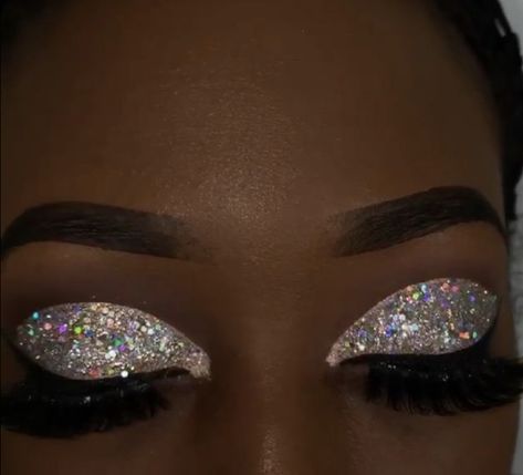 Glitter eyeshadow Iridescent Glitter Makeup, Makeup Ideas Silver Glitter, Gilter Eyeshadow Makeup, Black And Silver Eyeshadow, Iridescent Makeup Looks, Black And Silver Makeup Looks, Silver Makeup Looks For Prom, Eyeshadow Looks Glitter, Silver Cut Crease