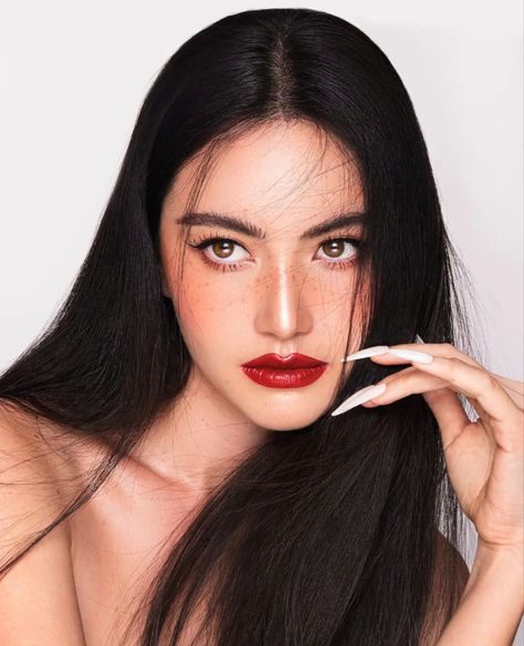 Hair Inspiration Asian, Davika Hoorne Photoshoot, Portrait Curly Hair, Farhan Ali Waris, Thai Makeup, Layout Makeup, Davikah Hoorne, Makeup Poster, 22 Taylor