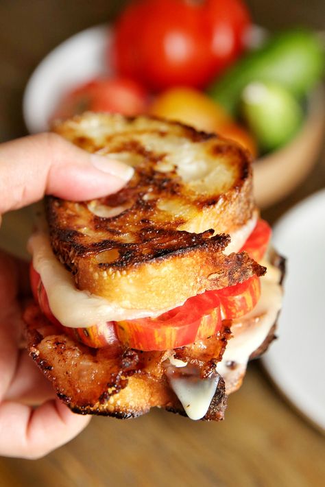 Grilled Cheese With Tomato, Grilled Sandwiches, Grilled Cheese Recipes, Summer Recipes Dinner, Family Summer, Favourite Food, Cheese Sandwich, Chapati, Polish Recipes