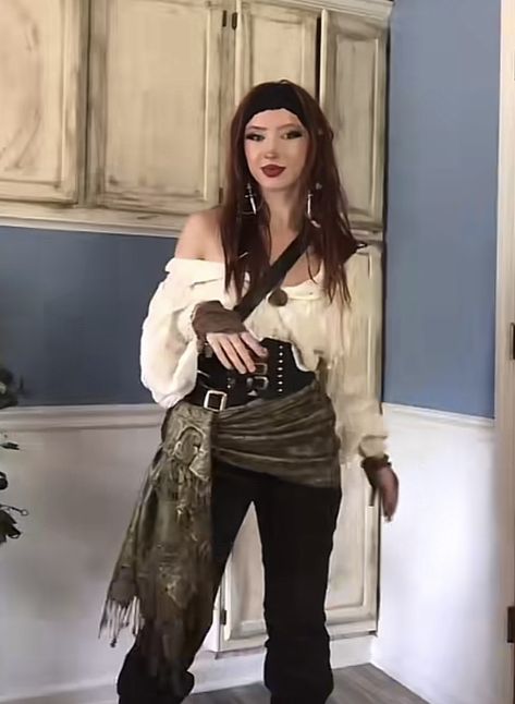 Pirate Outfit Skirt, Pirates Clothes Female, Pirate Skirt Diy, Female Pirate Clothes, Piret Outfits, Female Pirate Captain Outfit, Pirate Woman Aesthetic Outfit, Ren Fest Pirate Costumes Women, Womens Pirate Outfit With Pants