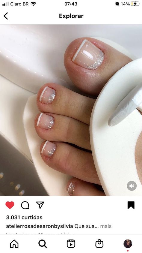 White Toe Nail Design, French Toe Nails With Design, Prom Pedicures, Nails Feet Pedicure, Pedicure Ideas Glitter, French Toe Nails, Gold Gel Nails, Gel Toe Nails, Golden Nails