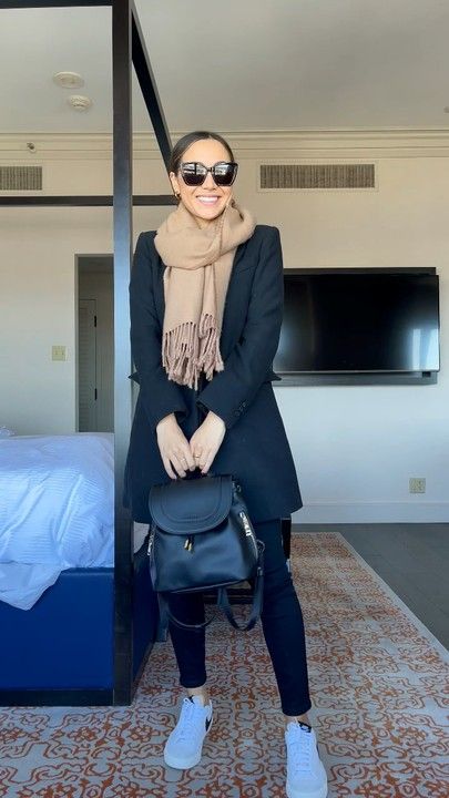 Women Black Coat Outfit, Travel Outfits Winter, School Outfit Inspiration, Black Coat Outfit, Date Night Outfit Ideas, Night Outfit Ideas, Winter Fashion Outfits Casual, Bespoke Fashion, Medium Backpack