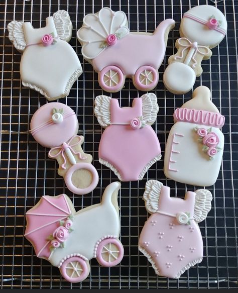 Girl Baby Shower Cookies Decorated, Baby Shower Cookies Decorated, Easy Baby Shower, Baby Shower Food For Girl, Baby Shower Sweets, Royal Iced Cookies, Sugar Cookie Royal Icing, Baby Shower Gift Basket