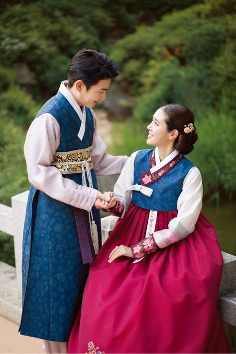 Couple Hanbok, Couple Fall Outfits, Wedding Hanbok, Kdrama Couples, Hanbok Wedding, Fall Outfits Black, Traditional Asian Clothing, Ballet Painting, School Costume