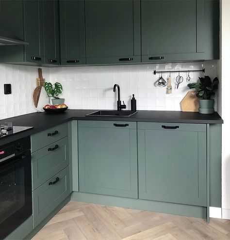 Love this green kitchen details Green Kitchen Black Worktop, Green Cabinets Kitchen Black Countertop, Dark Green Countertops Kitchen, Dark Green And Black Kitchen, Green And Black Kitchen Ideas, Green And Black Kitchen, Green Countertops, Dark Green Kitchen, Ideas Cocina