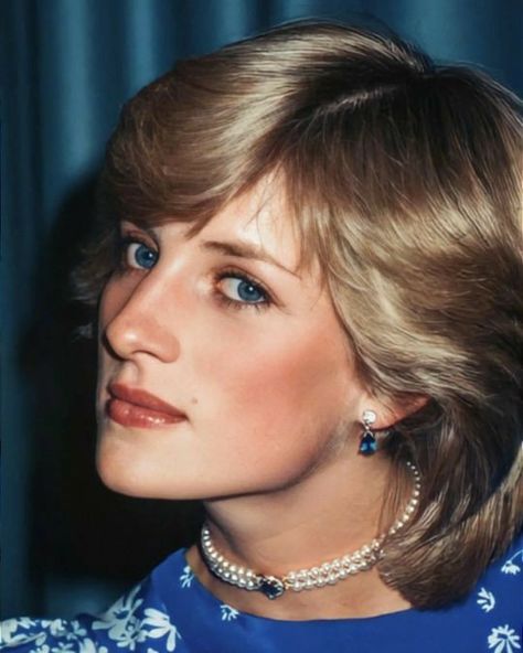 Princess Diana Jewelry, Sapphire And Pearl, Princess Diana Rare, Sapphire Drop Earrings, Princess Diana Family, Princess Diana Photos, Princess Diana Pictures, Amazing Woman, Blue Floral Dress