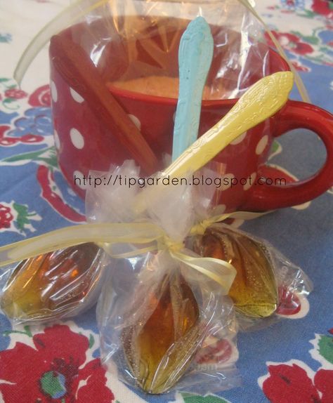 Tea Lovers Gift Basket, Frugal Pantry, Throat Tea, Tea Basket, Throat Lozenges, Spoons Diy, Diy Honey, Honey Drops, Honey Spoons