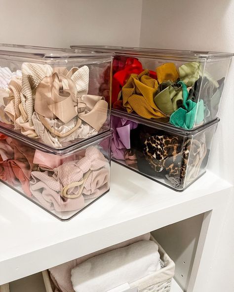 Hair Accessories Drawer Organization, Hair Accessorie Organization, Hair Bows Organizer Ideas, Bathroom Hair Organization, Hair Bow Organizer Ideas, Accessories Organization Aesthetic, Hair Product Organizer, Kids Hair Accessories Storage, Hair Closet Organization