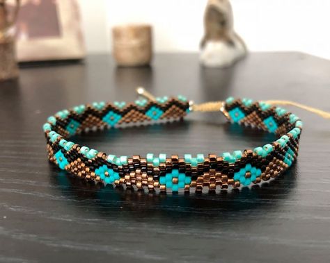 Tobillera en Miyuki Beading Templates, Bead Woven Bracelet, Loom Bracelet Patterns, Miyuki Bracelet, Beading Jewelery, Necklace Patterns, Woven Bracelets, Beaded Bracelets Diy, Brick Stitch