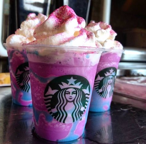 Starbucks Unicorn Frappuccino - Look at those colors!! Unicorn Frappuccino, Minuman Starbucks, Resep Starbuck, Secret Starbucks Recipes, Secret Starbucks Drinks, Frappuccino Recipe, Starbucks Coffee Drinks, Starbucks Secret, Bebidas Do Starbucks