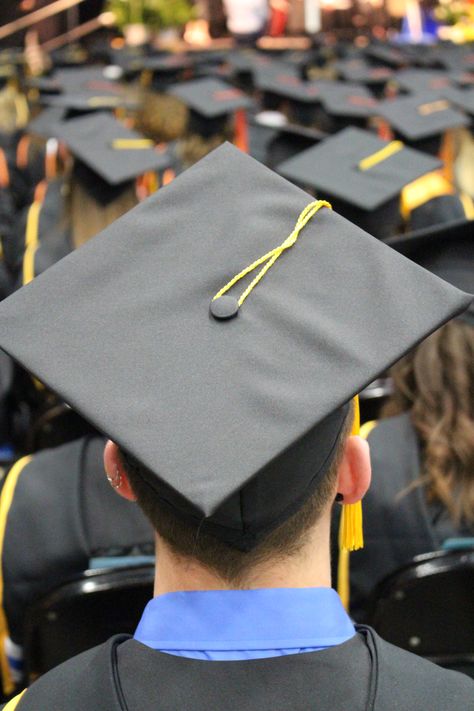 Graduation Portraits Men, Prom Man, Male Graduation, Asthetic Picture White And Black, Prom Men, Boy Graduation, College Graduation Photos, Graduation Photography Poses, College Graduation Pictures