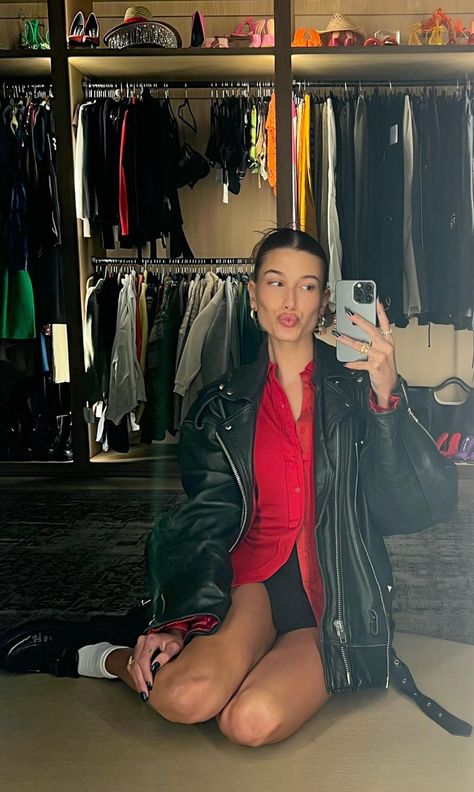 Everyday Spring Outfits, Outfits Hailey Bieber, Black Micro Mini Skirt, Balenciaga Leather Jacket, Cool Girl Outfit, Bieber Hailey, Hailey Baldwin Street Style, Hayley Bieber, Equipment Blouse