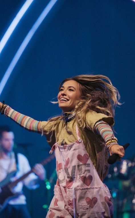 Lauren Daigle Concert, Lauren Diagle, Christian Music Artists, Emma Style, Love Lauren, Lauren Daigle, Freedom Love, Concert Fits, Music Icon