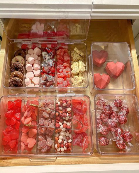 Candy Drawer Aesthetic, Candy Drawer Bedroom, Snack Drawer Aesthetic, Candy Drawer Organization, Snack Drawer In Bedroom, Candy Drawer, Candy Organizer, Snack Drawer, Snack Station