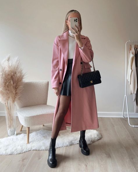 Pink Coat Outfit Winter, Pink Coat Outfit, Vinter Mode Outfits, Outfits For Winter, Winter Coat Outfits, Pink Trench Coat, Winter Fashion Outfits Casual, Winter Ideas, Pink Coat