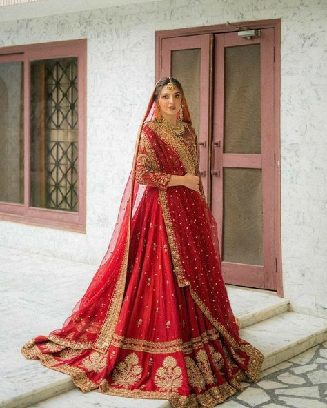 Dulhan Photoshoot, Bride Photoshoot Poses, Dulhan Makeup, Pakistani Bridal Couture, Simple Gown, Elegant Bridal Dress, Red Bridal Dress, Beautiful Bridal Dresses, Latest Bridal Lehenga