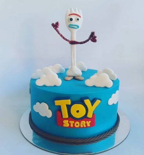 ♡Tortas & Cupcakes♡ on Instagram: “🎈🎈🎬Torta de forky🎬🎈🎈 • • ☆Torta de panqueque vainilla☆ ☆Rellena de crema de naranja y ganache de chocolate semi-amargo ☆Personalizada en…” Toy Story Pastel Colors, Simple Toy Story Cake No Fondant, Toy Story Cake No Fondant, Toy Story Cake 1 Tier, Toy Story Birthday Cake Buttercream, Toy Story Birthday Cake, Toy Story Party Decorations, Toy Story Theme, Toy Story Cakes