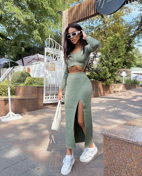 Trendy Outfits Casual Summer, Baddie Latina Outfits, Spring Fashion Street Style, Latina Outfit Ideas, Outfit Ideas Latina, Latina Insta, Dark Feminine Outfits, Baddie Latina, Latina Vibes