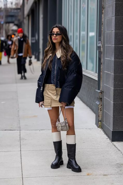 Cropped Bomberjack Outfit, Cropped Outfits, Transitional Jacket, Wardrobe Makeover, Woman Outfit, Denim Crop Top, Coat Outfits, Bomber Jackets, Floral Pants