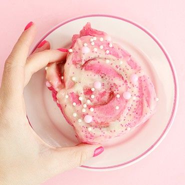 Pink Cinnamon Rolls, Pink Breakfast Food, Pink Pastries, Cinnamon Roll Wallpaper, Pink Breakfast, Bakery Inspiration, Pink Bakery, Moist White Cake, Pastry Ideas