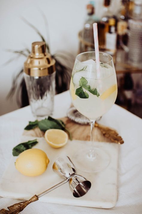 Non Alcoholic Sangria, Elderflower Cocktail, Lemon And Mint, Lemon Drink, Non Alcoholic Cocktails, Alcoholic Cocktails, Lemon Mint, Mocktail Recipe, Drinks Alcohol Recipes