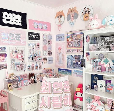 Kpop Picket Display, Kpop Cd Display, Redo My Room, Kpop Picket, Txt Room, Sanrio Room Decor, Kpop Sanrio, My Sanrio, Pinboard Ideas