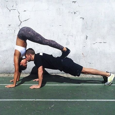 Yoga pose Couple Training, Couple Yoga, Couples Yoga Poses, Acro Yoga Poses, Partner Yoga Poses, Cardio Yoga, Yoga Poses For Two, Yoga Girls, Yoga Nature