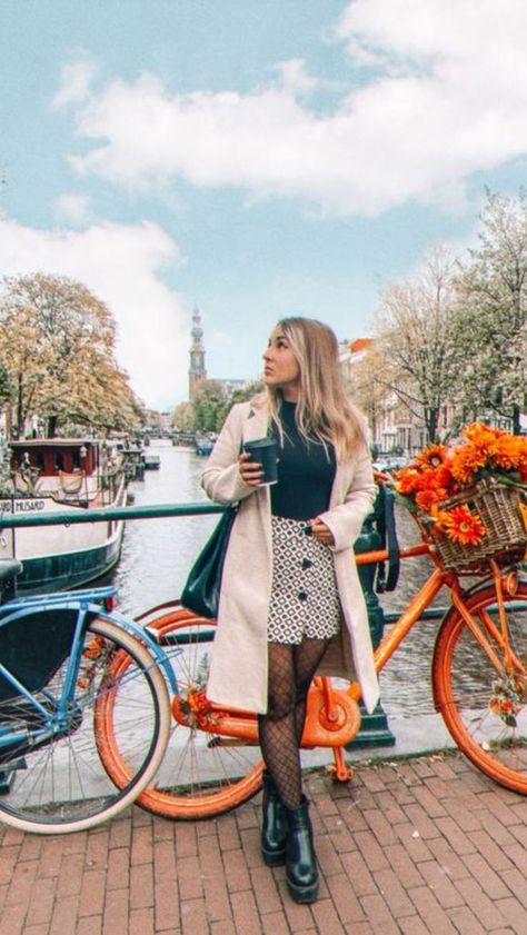 Amsterdam Tulips Outfit, Amsterdam February Outfit, Amsterdam Photoshoot Ideas, Amsterdam Portrait Photography, Outfits For Amsterdam Spring, Amsterdam In April Outfits, Amsterdam Aesthetic Outfit Spring, Amsterdam April Outfit, Amsterdam Outfits Spring