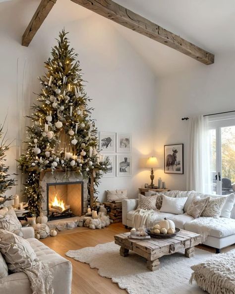 Cozy Christmas Living Room, Wall Christmas Tree, Christmas Decor Inspiration, Christmas Interiors, Christmas Room Decor, Christmas Living Rooms, Christmas Fireplace, Christmas Room, Christmas Mantels