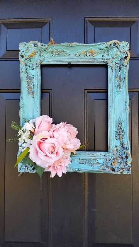 Cadre Photo Diy, Baños Shabby Chic, Shabby Chic Picture Frames, Diy Frühling, Koti Diy, Vintage Porch, Decoration Shabby, Diy Spring Wreath, Old Picture Frames