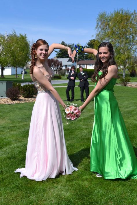 best friends <3 Prom Pictures Friends, Prom Photography Poses, Homecoming Poses, Prom Pictures Couples, Prom Goals, Prom Picture Poses, Homecoming Pictures, Prom Photoshoot, Prom 2015